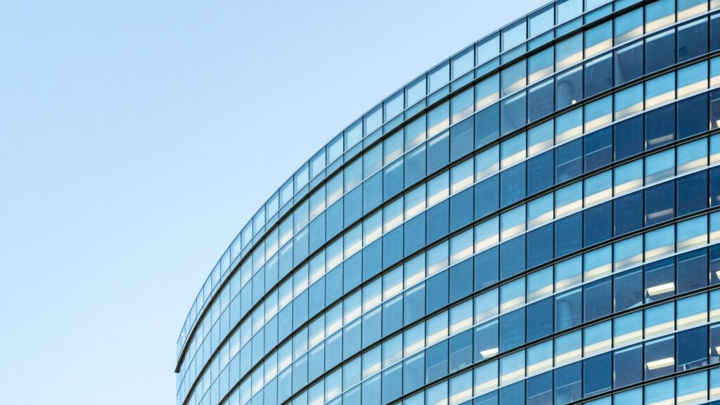 Nowoczesny biurowiec, systemy CRM i ERP dla firm