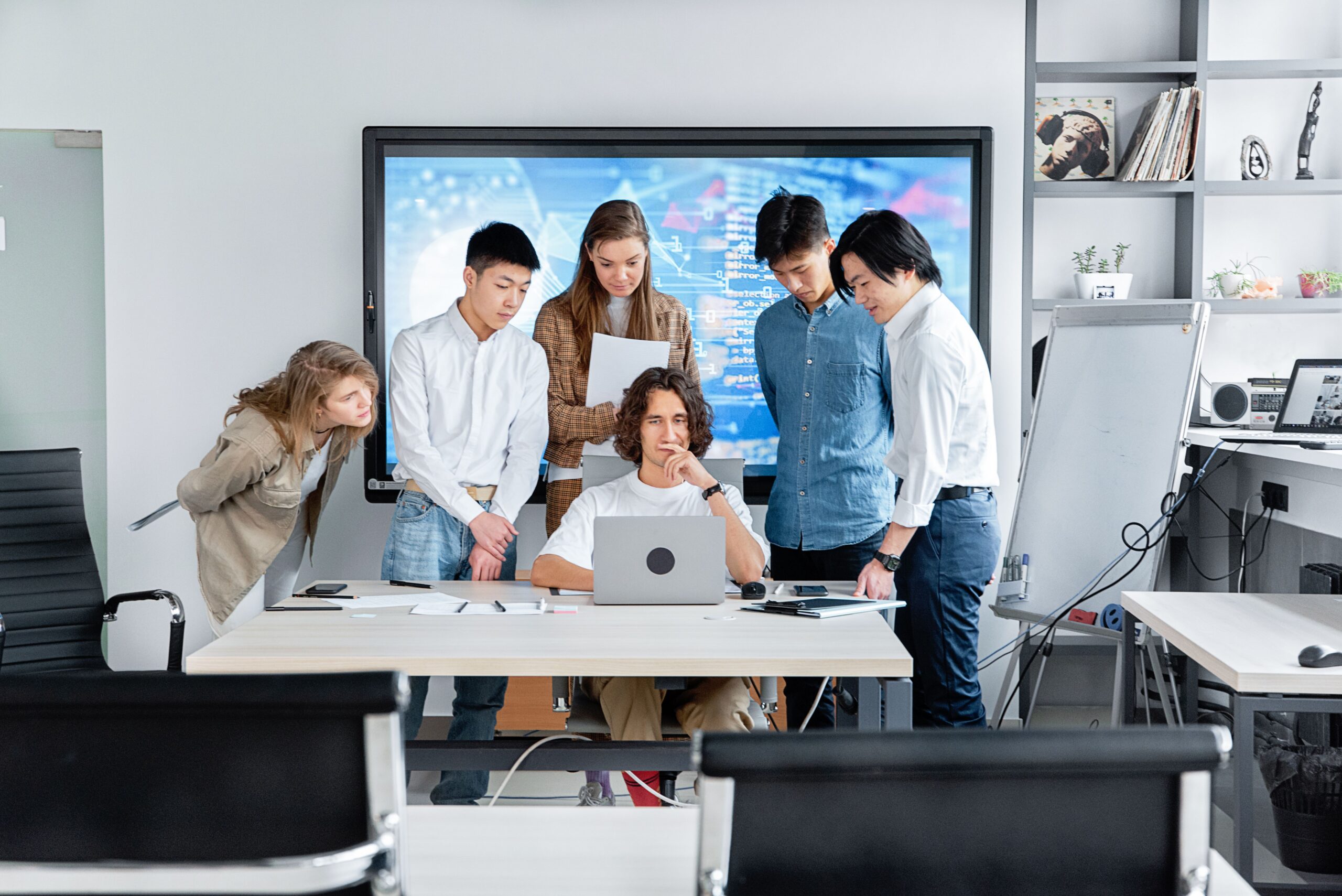 Zespół pracuje przy monitorach nad integracją systemów firmowych